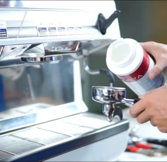VỆ SINH MÁY PHA CÀ PHÊ CÓ KHÓ KHÔNG? CÁC BƯỚC VỆ SINH MÁY PHA CÀ PHÊ SẠCH SẼ, ĐẢM BẢO CHẤT LƯỢNG CÀ PHÊ LUÔN ỔN ĐỊNH